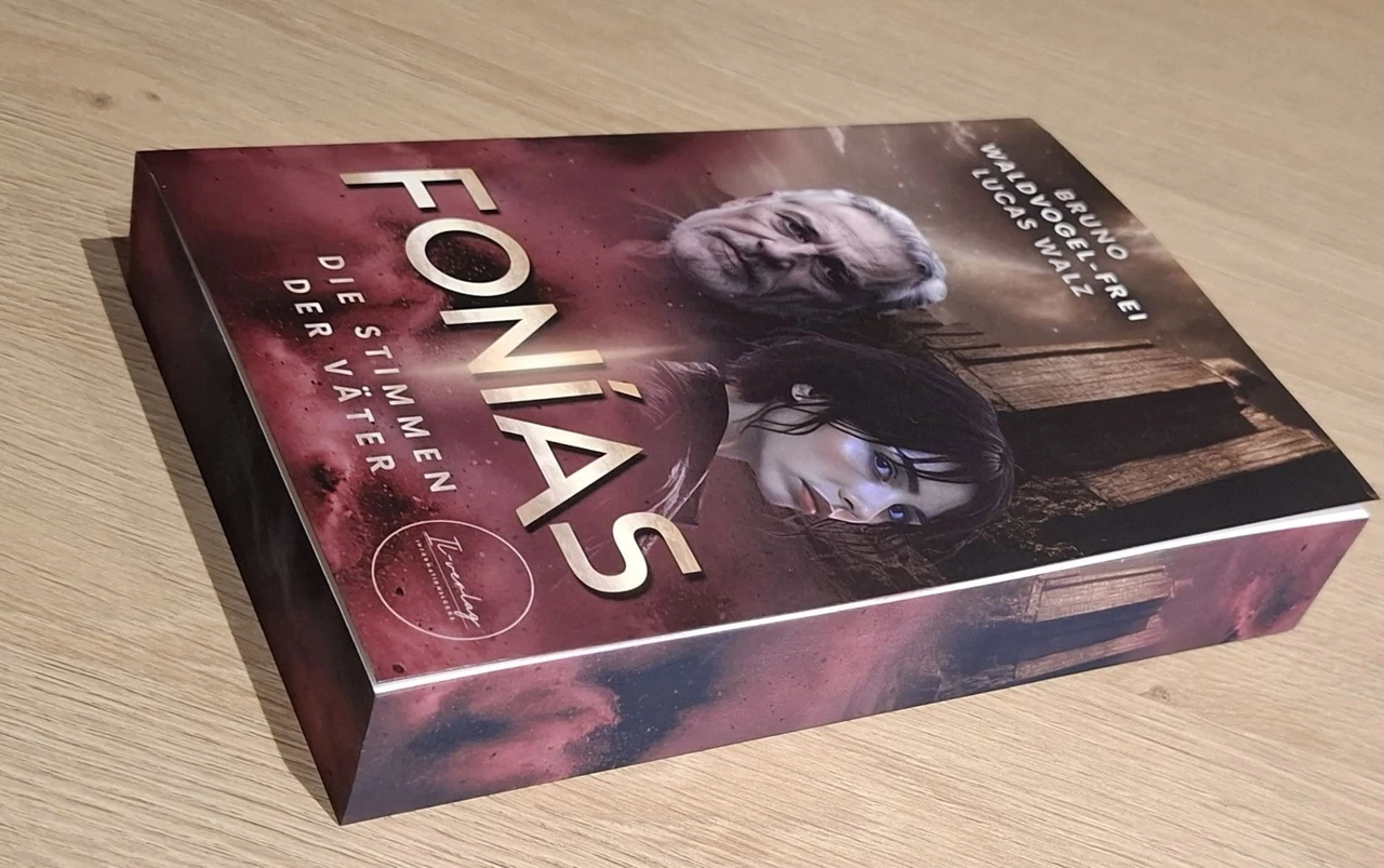 Gedruckter Roman Fonías – Die Stimmen der Väter, fotografiert auf einem Tisch
